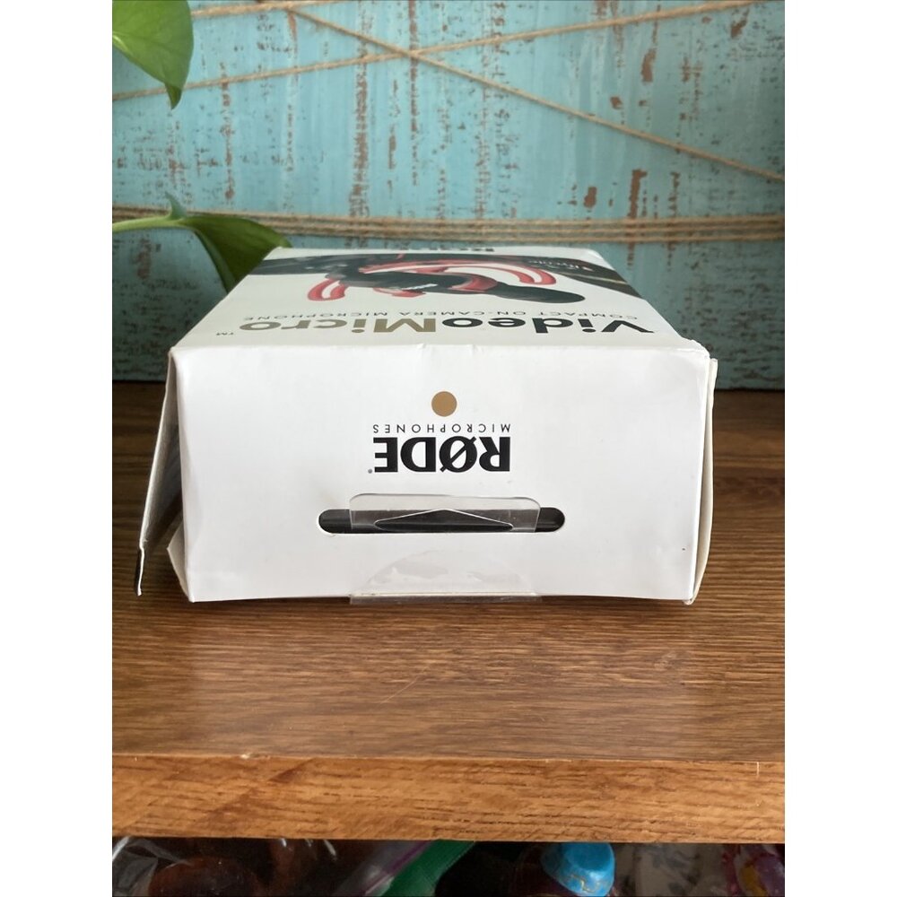 Rode VideoMicro Compact On-Camera Microphone with Rycote Lyre Shock Mount, Auxil - Picture 8 of 8